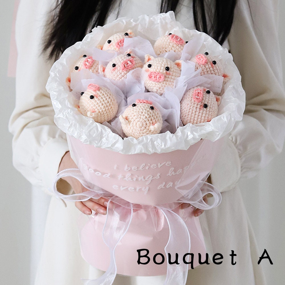 Crochet piggy bouquet, handmade piggy bouquet, bouquet for mom, hand woven piggy, crochet piggy, piggy doll, gift for her